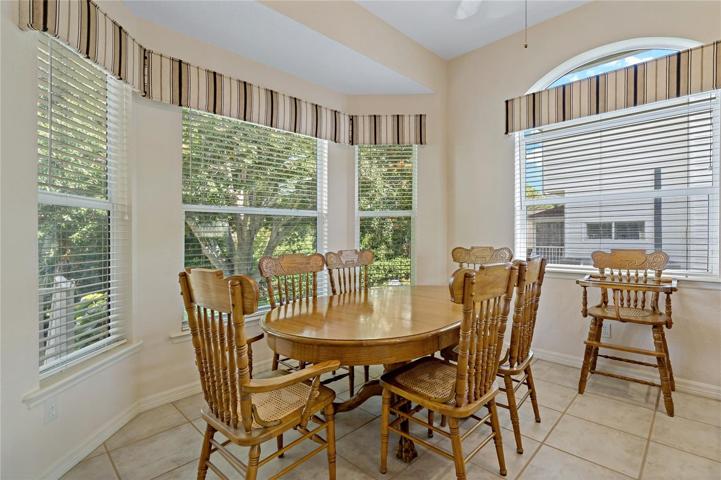 GREAT BREAKFAST NOOK IN THE KITCHEN!