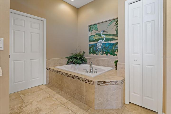 SOAKING TUB IN THE PRIMARY BATHROOM!