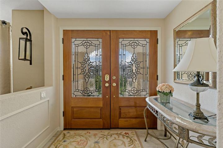 BEAUTIFUL AND OPEN FOYER!