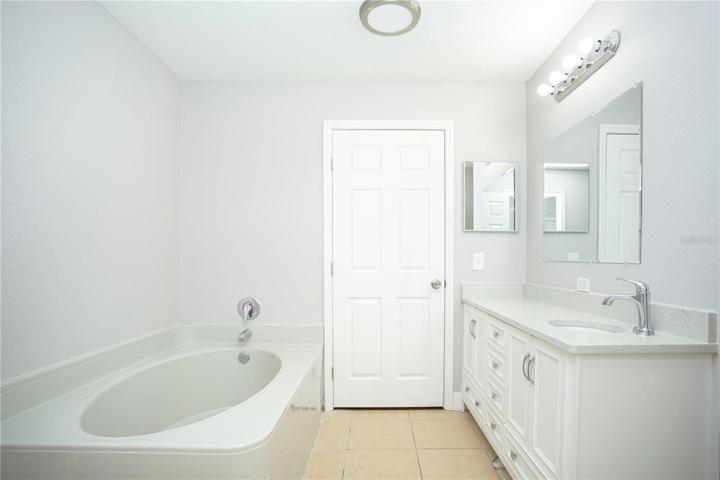 Down stairs En-suit/ guest bath