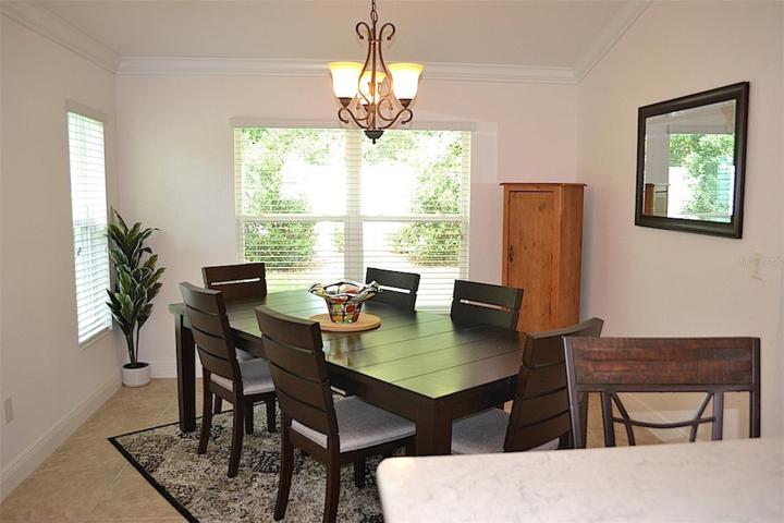 Light and cheery dinette arrea