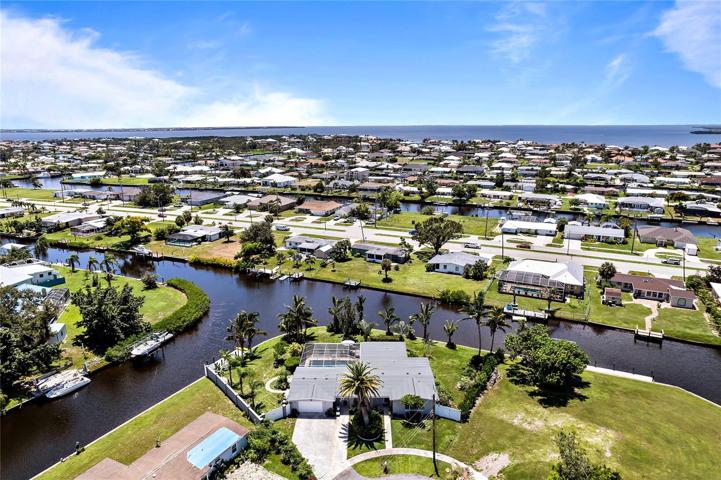 238' SEAWALL, Extended Dock water & electric, Kayak Rack