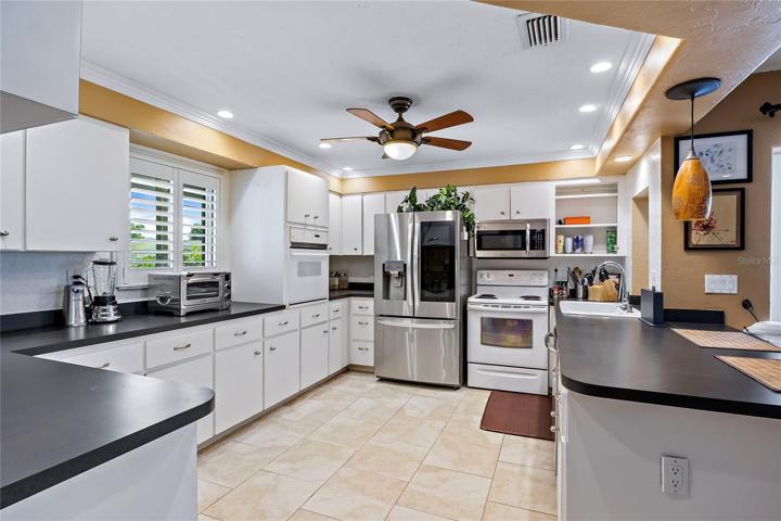 Kitchen front of home, drawers & cabinets galore