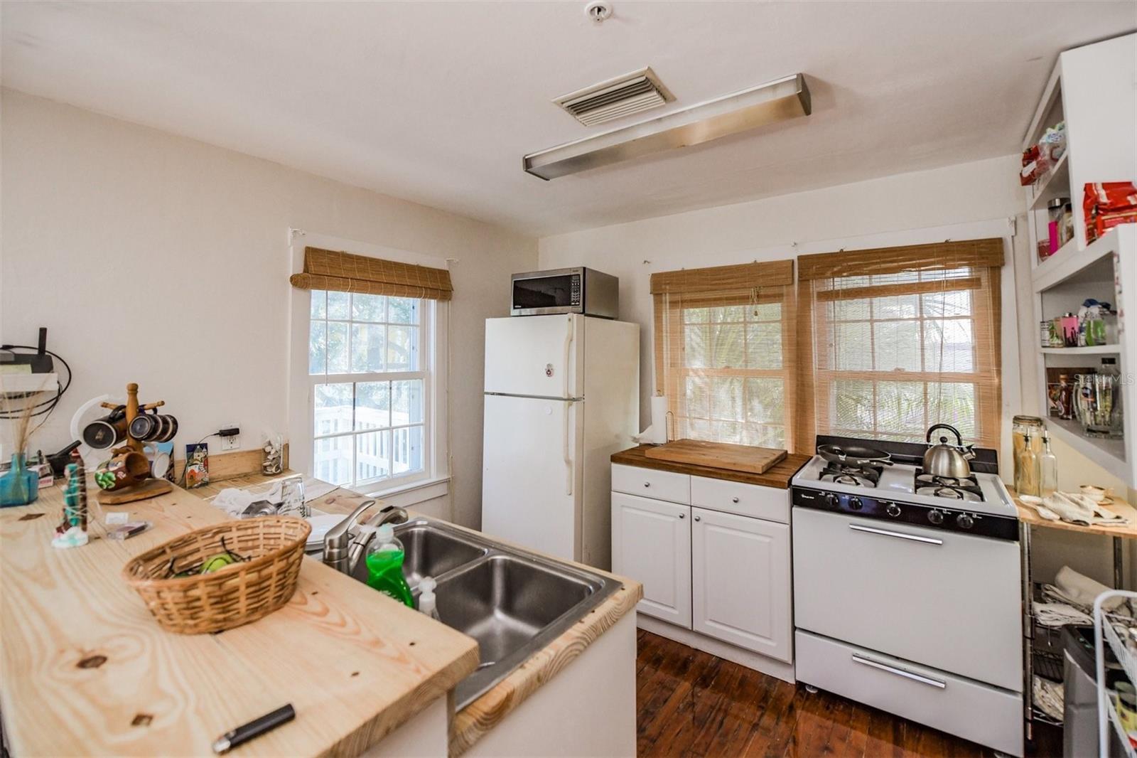 830 Central Avenue, Sarasota, Florida 34236, ,Commercial Sale,For Sale,CENTRAL,D6132038