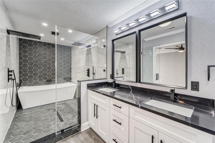 Owner's suite bathroom