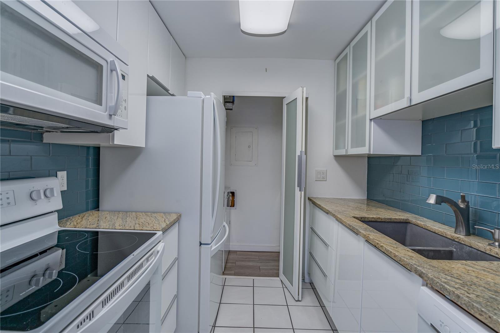 STONE COUNTER TOPS