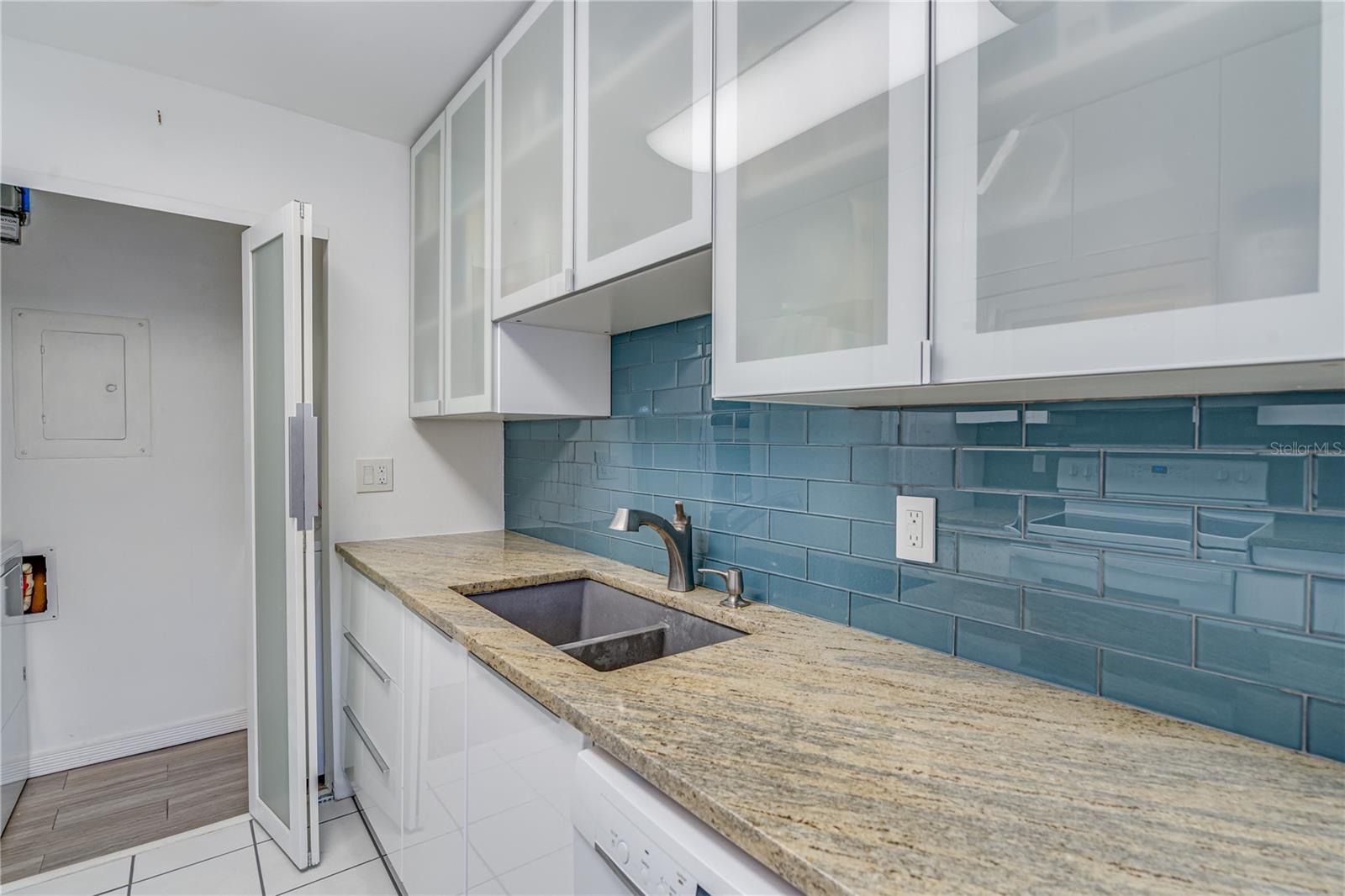 OCEAN BLUE BACK SPLASH