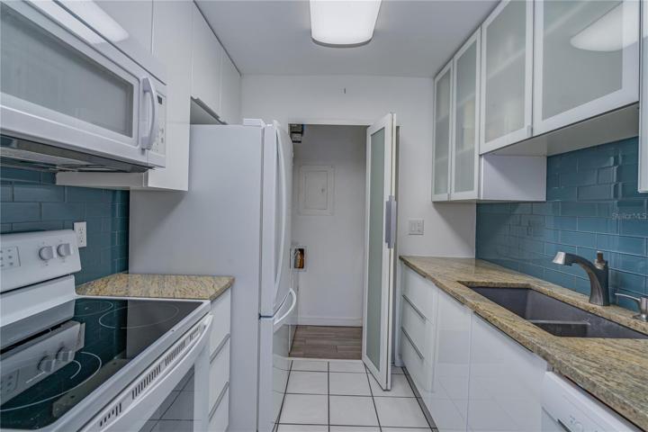 STONE COUNTER TOPS