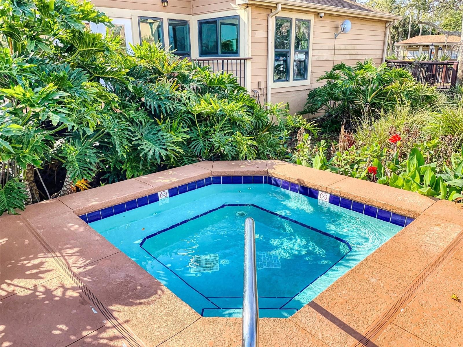 PARE - Hot Tub