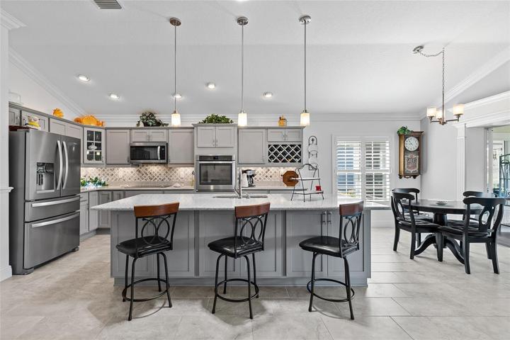 A COOK'S DELIGHT! THIS KITCHEN HAS IT ALL...