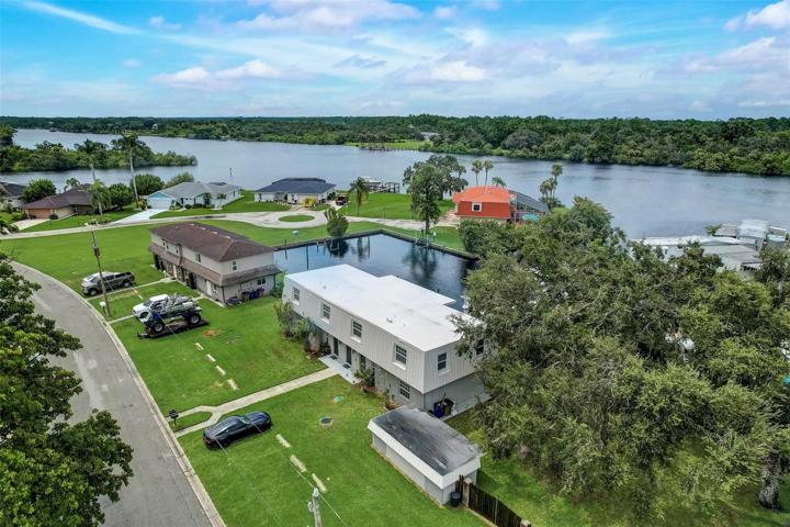 Sitting right on the famous Caloosahatchee River...