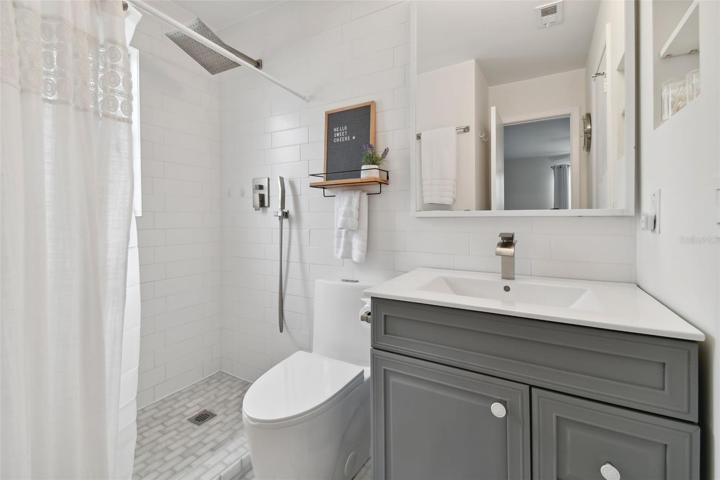Bathroom (Upstairs)