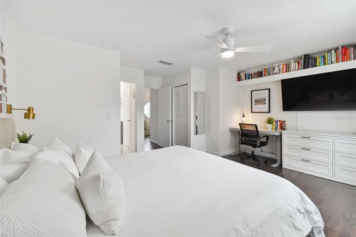Master Bedroom (Upstairs)