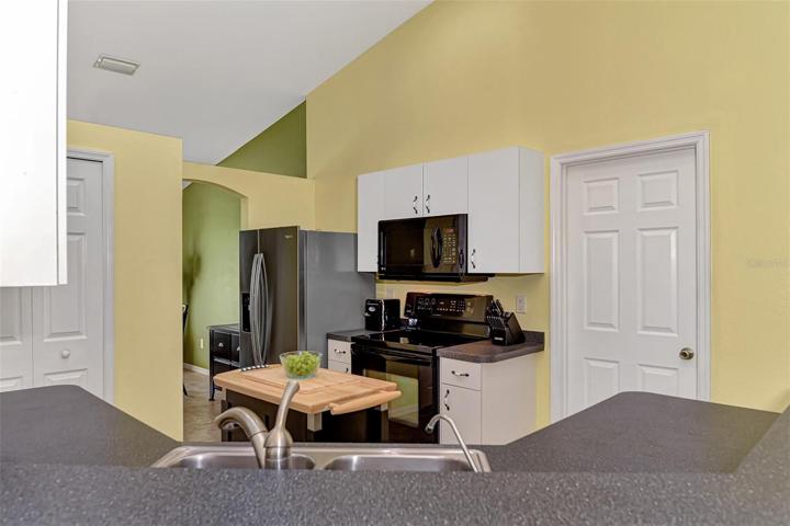 Kitchen with moveable Island with extra Storage