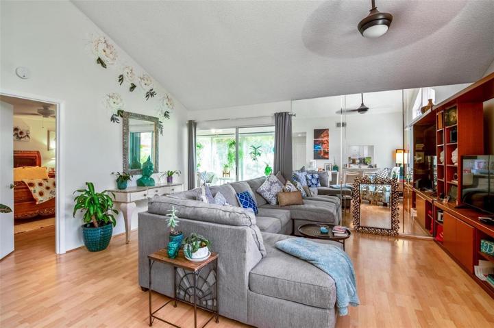 Light and brigt living room