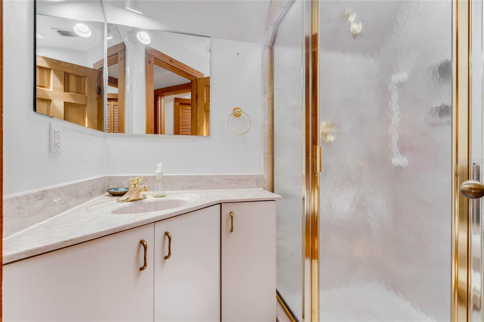 Cabin Guest Bathroom, 2nd Floor