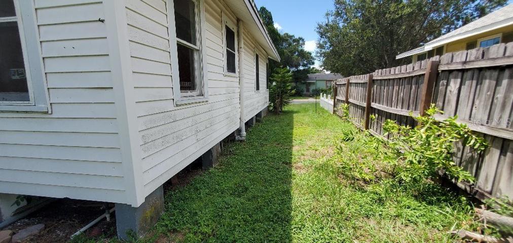 2820 Clinton St fenced side yard to neighbor