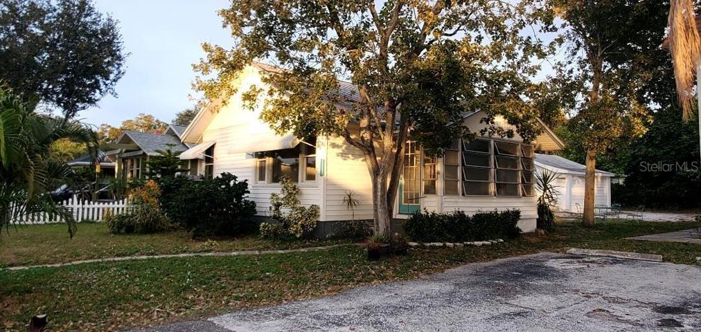 Front with detached 2 car garage.
