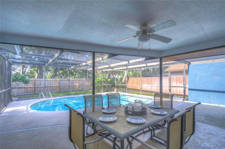 Large covered dining space in lanai