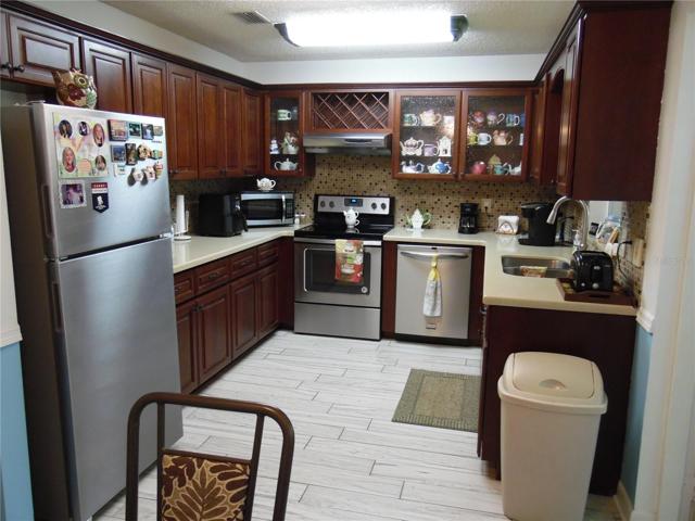 LARGE KITCHEN