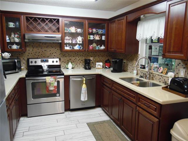 LARGE KITCHEN
