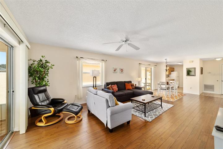 Nice wood laminate floors in common areas