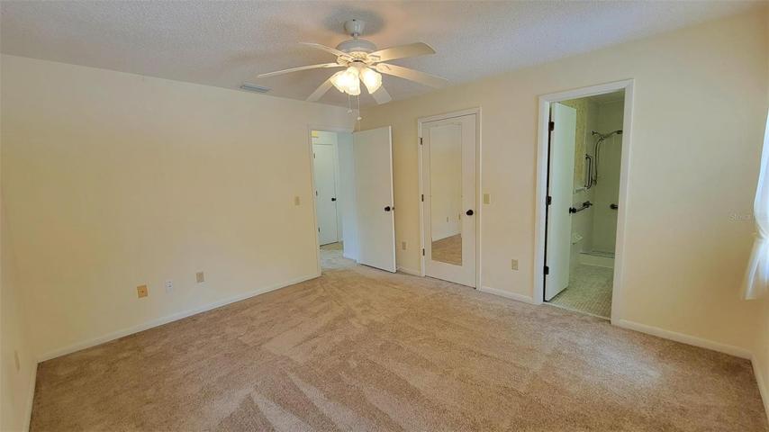 Master bedroom w/en-suite bath & walk-in closet.