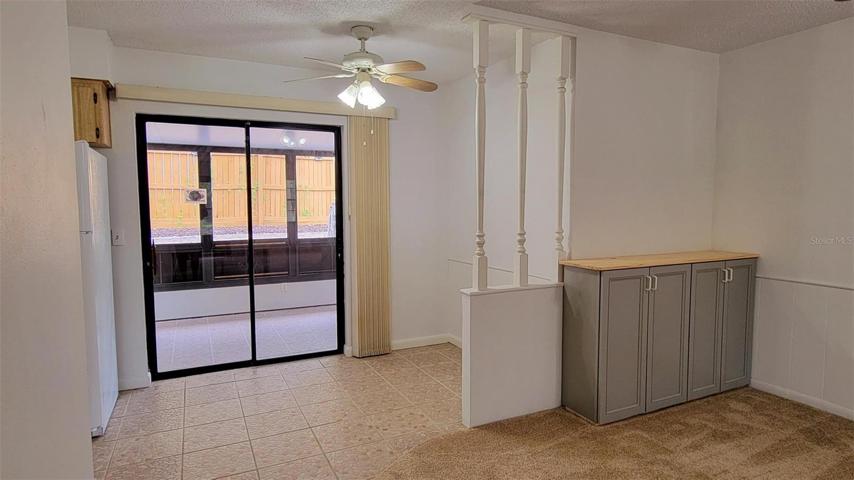 Breakfast area & slider to large lanai.