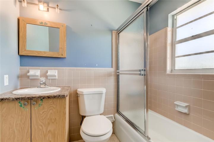 Unit 1 (East) 1BR 1BA - Bath with tub/shower