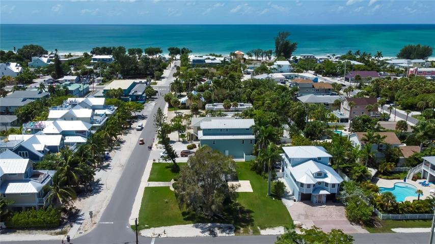 Large corner lot 2 blocks to the Gulf!