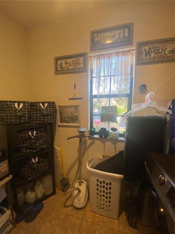 LAUNDRY ROOM !