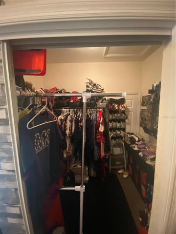 WAKING CLOSET