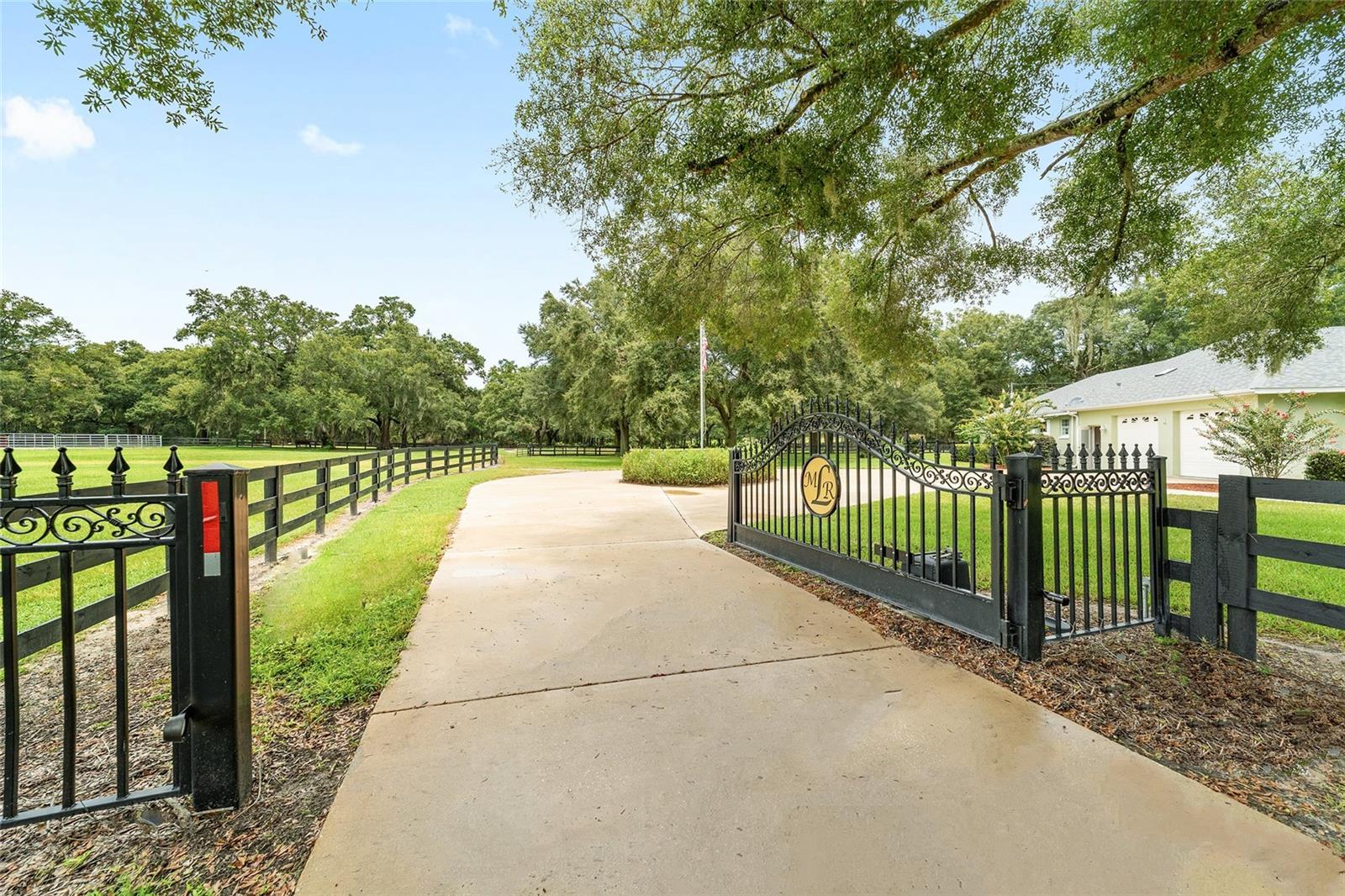AUTOMATIC ENTRANCE GATE