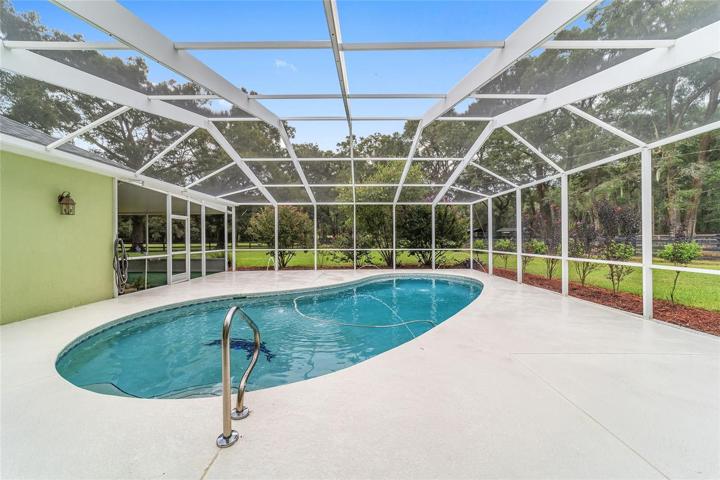 POOL WITH FOUNTAINS