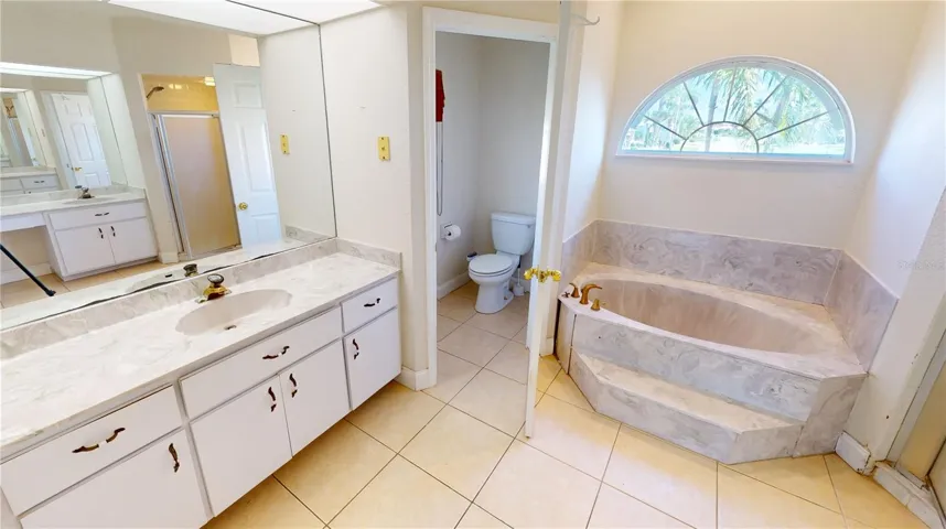 Master Bath w/Dual Sinks/Garden Tub