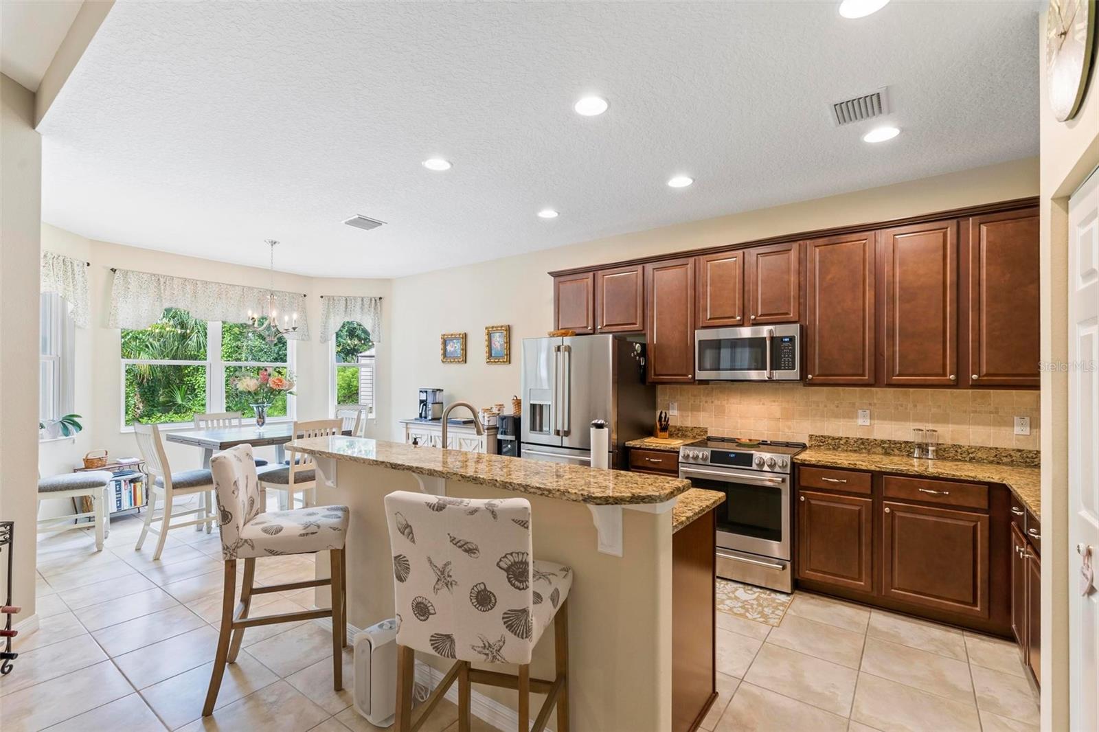 Kitchen with Island and breakfast bar