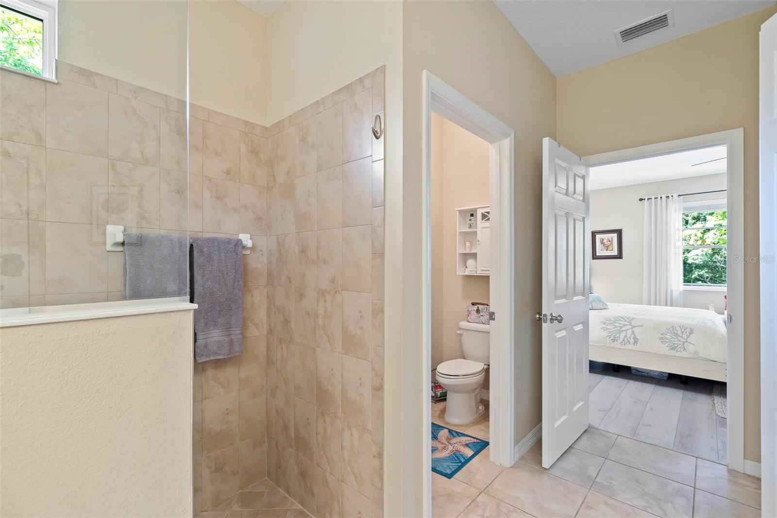 Master shower with seamless enclosure