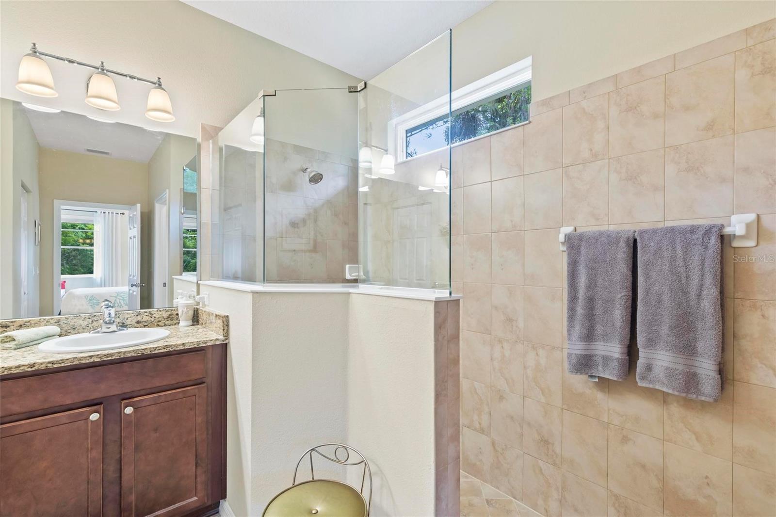 Master shower with seamless enclosure