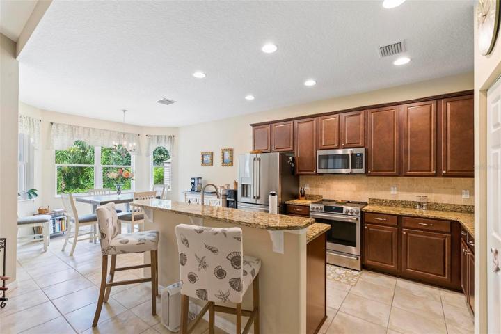 Kitchen with Island and breakfast bar