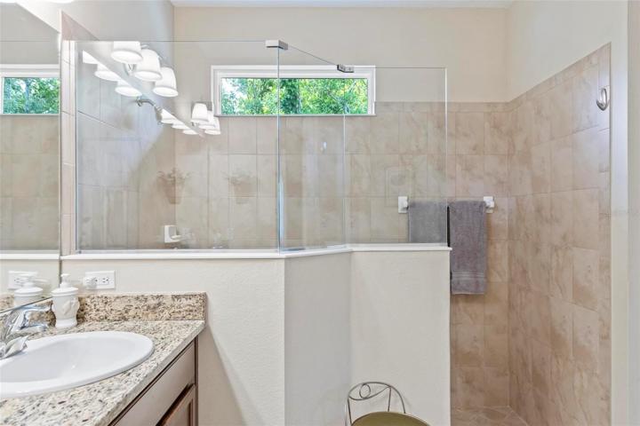 Master shower with seamless enclosure