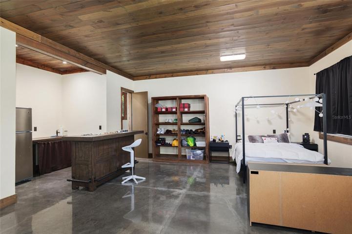 Guest office/suite