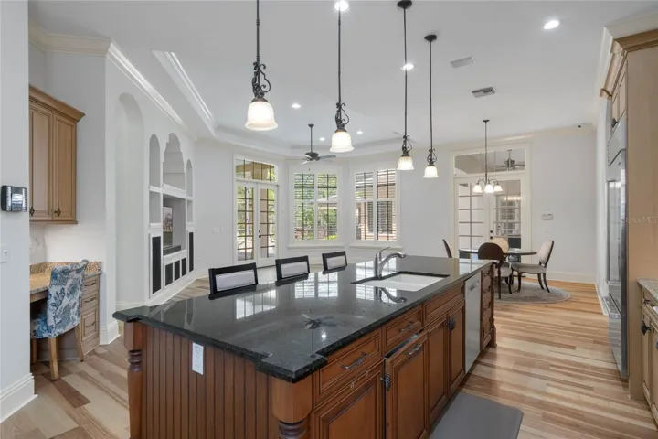 Kitchen Island/Breakfast Bar