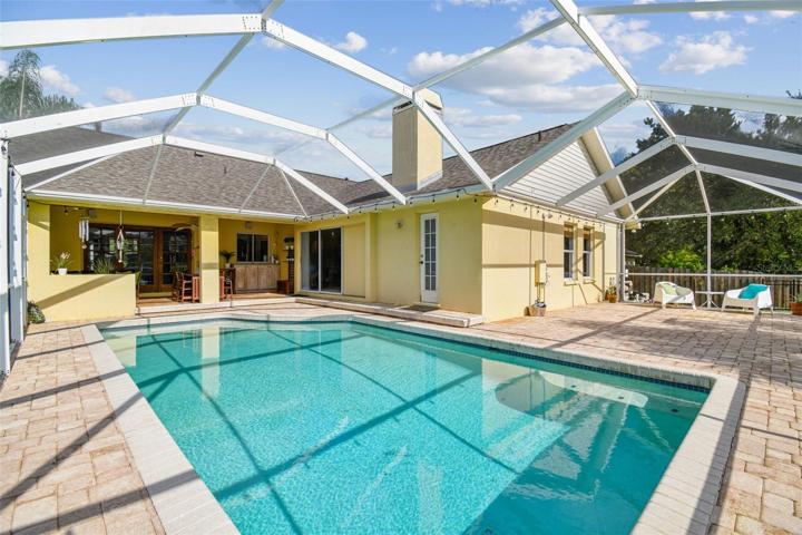 Outdoor Florida Living Space for Great Gatherings