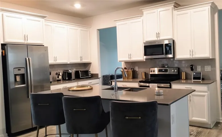 Kitchen - Stainless steel appliances & quartz counter tops