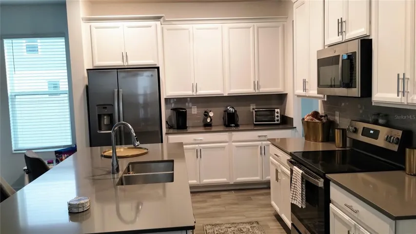 Kitchen - Stainless steel appliances & quartz counter tops