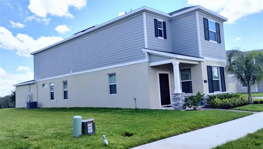 Exterior- left side is not fenced in