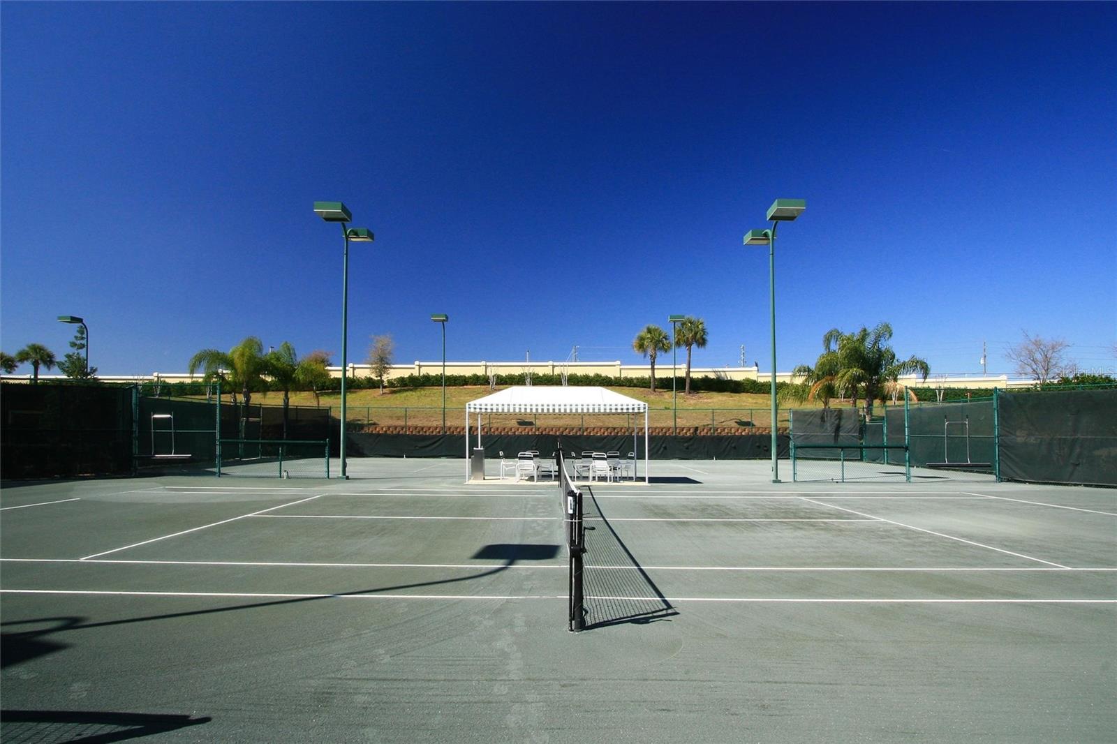 8 FABULOUS CLAY TENNIS COURTS!