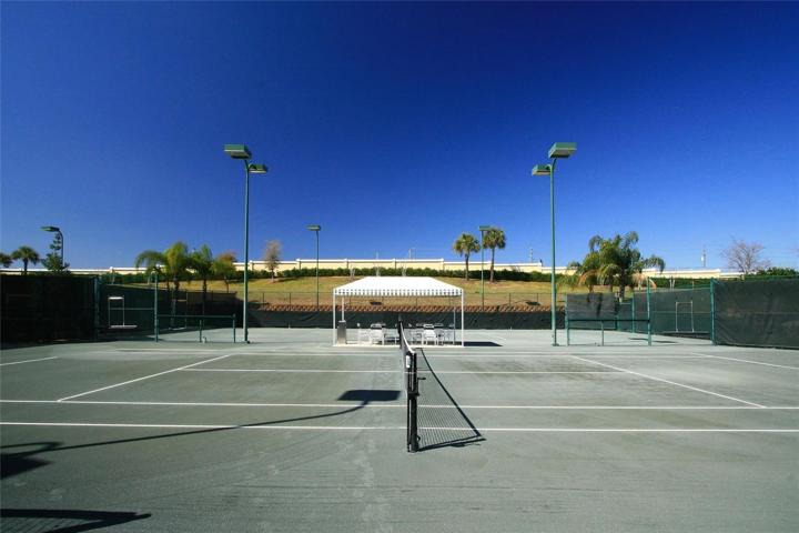 8 FABULOUS CLAY TENNIS COURTS!