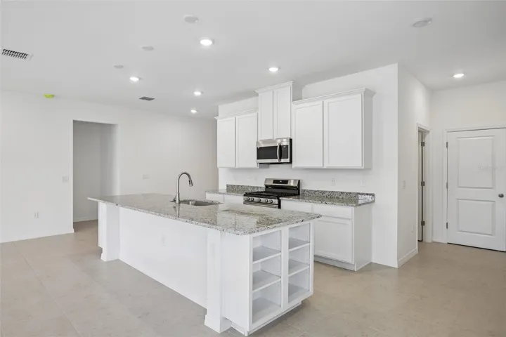 Gorgeous Island with Granite Countertops