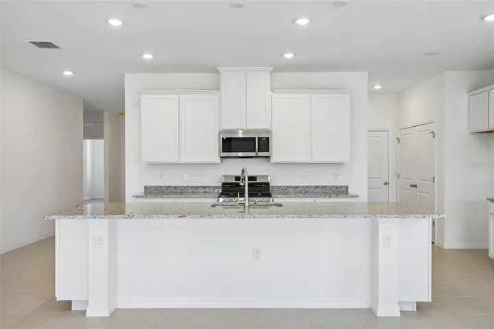 Gorgeous Island with Granite Countertops